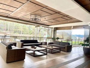碧瑶One Suite at Bristle Ridge - Baguio City 2BR的带沙发和桌子的大客厅