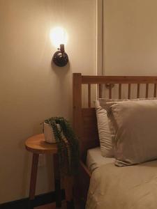 滑铁卢1-bedroom apartment in Uptown Waterloo的一张桌子,旁边是一张床上,墙上有台灯