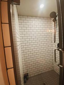 滑铁卢1-bedroom apartment in Uptown Waterloo的浴室设有白色瓷砖淋浴。