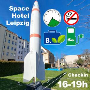 莱比锡JvP校园内太空酒店的在一个公园里展示的火箭,有时钟
