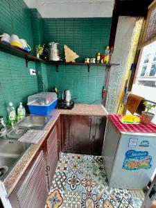 河内Warm Hanoi, near Hoankiem Lake, 2Brs, Old Quarter的一间带水槽和冰箱的小厨房