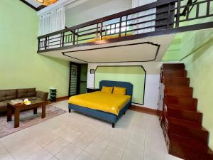 河内Warm Hanoi, near Hoankiem Lake, 2Brs, Old Quarter的一间卧室设有黄色的床和楼梯。