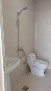 奥朱贝尔استراحة الضيافة的白色的浴室设有卫生间和水槽。