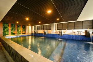 梭罗Nata Azana Hotel Solo的游泳池,位于带游泳池的建筑内