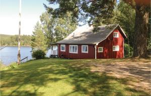 BråsstorpAmazing Home In Rottneros With Kitchen的湖边的红房子