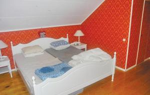 BråsstorpAmazing Home In Rottneros With Kitchen的卧室设有白色的床铺和红色的墙壁