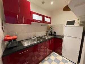 鲁昂Le villequier 8 Rouen centre的厨房配有红色橱柜和白色冰箱