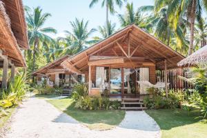 卢纳将军城灵魂部落海滩度假村的棕榈树建筑的度假村