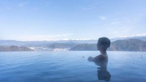 高山阿索西亚塔卡亚谜度假酒店的站在水池里的男孩