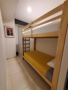 瓜达拉哈拉Departamento Puesta del Sol Gdl的一间客房内配有两张双层床的房间