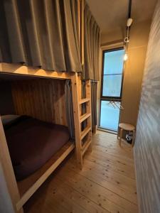 东京无国界旅馆的小房间设有双层床和窗户