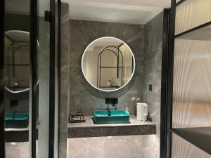 西安忆宿石玖设计师酒店(西安钟鼓楼回民街店)的一间带水槽和镜子的浴室
