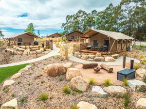 圣海伦斯Glamping 148 Tasmania的一座带帐篷的房屋,位于一个有岩石的庭院内