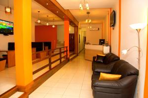 恩卡纳西翁德里奥公寓酒店 的客厅配有黑色真皮沙发和电视