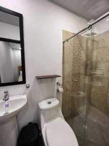 马里基塔Katara Boutique Hotel的浴室配有卫生间、盥洗盆和淋浴。