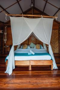 卢纳将军城灵魂部落海滩度假村的一张带天蓬的床