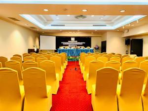 曼谷曼谷普林斯顿酒店的一间会议室,配有黄色椅子和红地毯