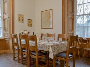 Kilmartin法克托乡村别墅的一间带桌椅的用餐室