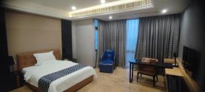 广州诺盟酒店公寓北京路捷登都会店的一间卧室配有一张床、一张桌子和一把椅子