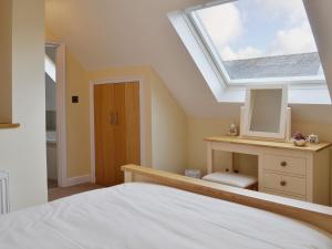 MatfieldDairy Cottage的一间卧室配有一张床和天窗