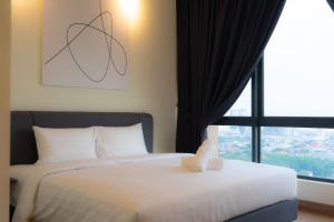 马六甲StaySuites The Apple Melaka的卧室配有一张大白色床和窗户
