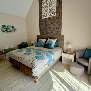 AdastLe balcon des cimes的一间卧室配有一张带蓝色枕头的大床