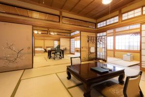天川村Kadojin的一间带桌椅的房间和一间带用餐室的房间