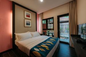 新加坡Kranji Sanctuary Resort的酒店客房设有床和窗户。