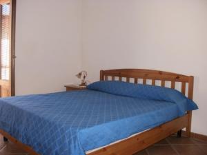 利帕里Casa Celeste的一间卧室配有一张带蓝色棉被的床