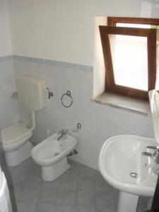 利帕里Casa Celeste的浴室配有卫生间、坐浴盆和盥洗盆。
