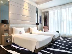 香港木的地酒店  的酒店客房设有两张床和大窗户。