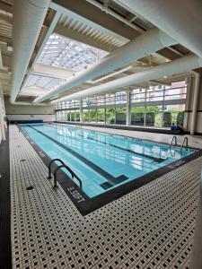 温哥华GardenView Modern Condo with Parking, Gym, Pool, AC的大型建筑中的大型游泳池