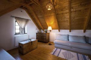 TagyonTagyon Birtok Royal Apartmanház的一间卧室设有一张床和木制天花板
