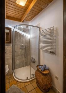 TagyonTagyon Birtok Royal Apartmanház的带淋浴的浴室和篮子
