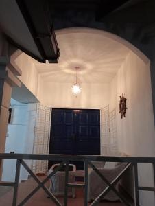 关丹The Beach House @ Kuantan的一间设有黑色门和吊灯的用餐室