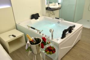 阿尔卡拉德尔胡卡尔阿尔卡拉胡卡佩拉约酒店的带浴缸和水槽的浴室