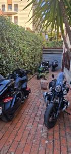 恩纳Il Piccolo Hotel的停在车库旁的一组摩托车