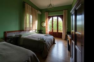 拉加尔纳多莫斯维迪安娜住宿加早餐旅馆的绿色卧室设有两张床和窗户