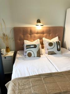 派尔努Spacious Supeluse Apartment的一张带白色床单和枕头的床