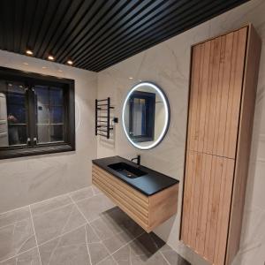 史特林Aarnes house Stryn的一间带水槽和镜子的浴室