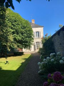 蓬莱韦克Chez Agnès的一座带花园和建筑的房子