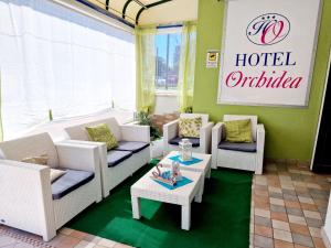 利尼亚诺萨比亚多罗奥切德酒店的酒店大堂设有长沙发、桌子和标志