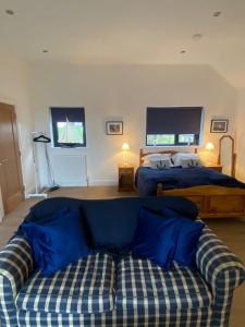 DonaghadeeThe Boathouse的客厅配有沙发和1张床
