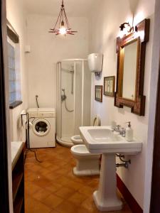 蒙特罗尼德阿尔比亚特努卡迪科萨诺酒店的一间带水槽、卫生间和淋浴的浴室