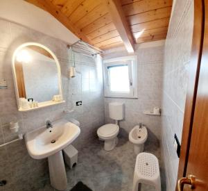 利尼亚诺萨比亚多罗奥切德酒店的一间带水槽、卫生间和镜子的浴室