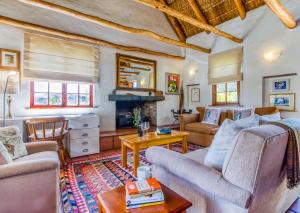 麦格雷戈Plum Tree Cottage的带沙发和壁炉的客厅