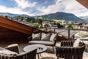 梅杰夫Novotel Megève Mont-Blanc的美景阳台,配有桌椅