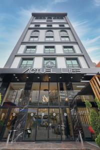 伊斯坦布尔ACTUEL LİFE HOTEL的前面有标志的建筑