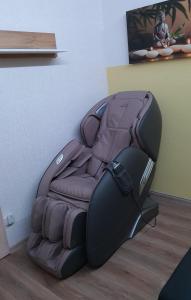 梅图耶河畔特普利采Penzion Čtyřlístek的坐在房间地板上的汽车座椅