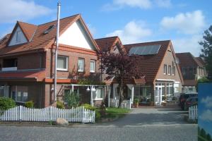 旺格兰Pension Arndt UG的屋顶上设有太阳能电池板的房子